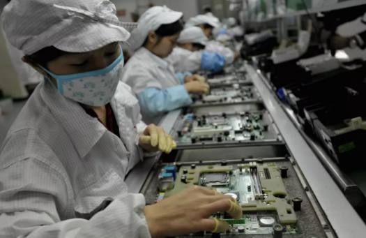 富士康“熄灯工厂”来袭 当机器学会“加班”，谁在黑暗中点亮未来？